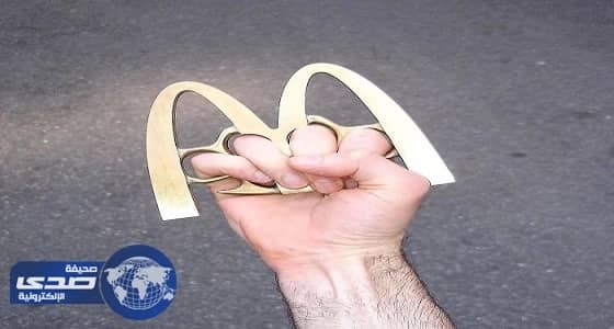 بالصور.. فنان أمريكي يحول العلامات التجارية إلى أسلحة