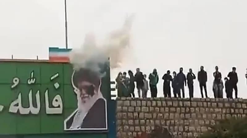 بالفيديو.. تفجير صورة "خامئني" بقنلة يدوية في أصفهان