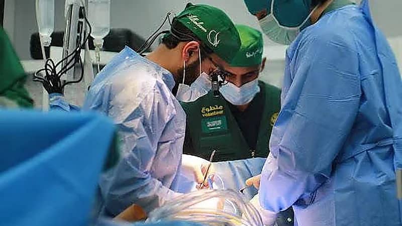 نجاح فريق طبي من إجراء عملية استبدال صمام ميترالي لمريض ثمانيني