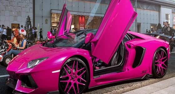 بالصور.. ظهور لامبورجيني أفنتادور باللون الوردي في طوكيو