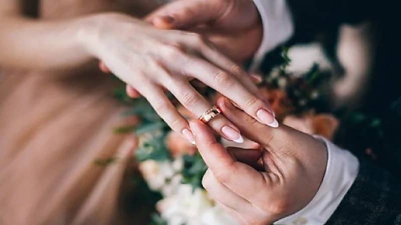 فتاة تقاضي خطيبها لارتباطه بأخرى