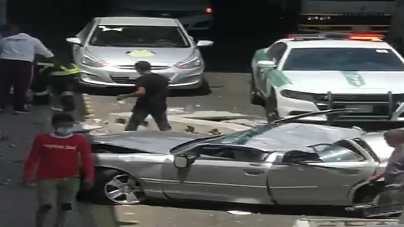 شاهد.. سقوط مفاجئ لمركبة من أعلى طريق الملك فهد بجدة