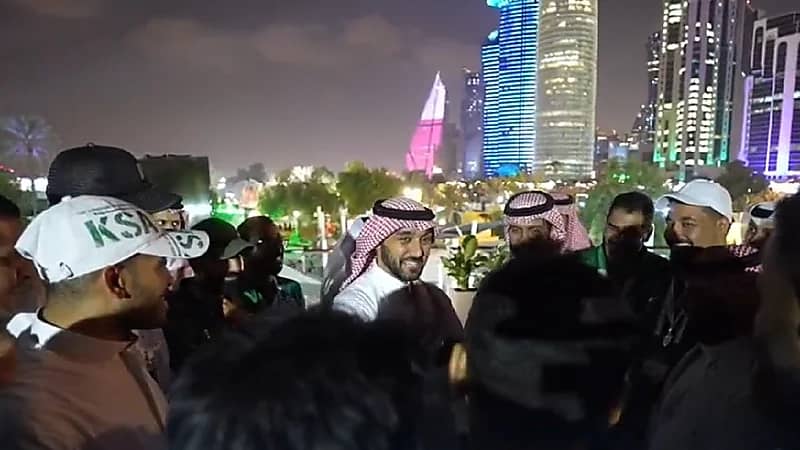 بالفيديو .. وزير الرياضة يتفاعل مع الجمهور السعودي في الدوحة
