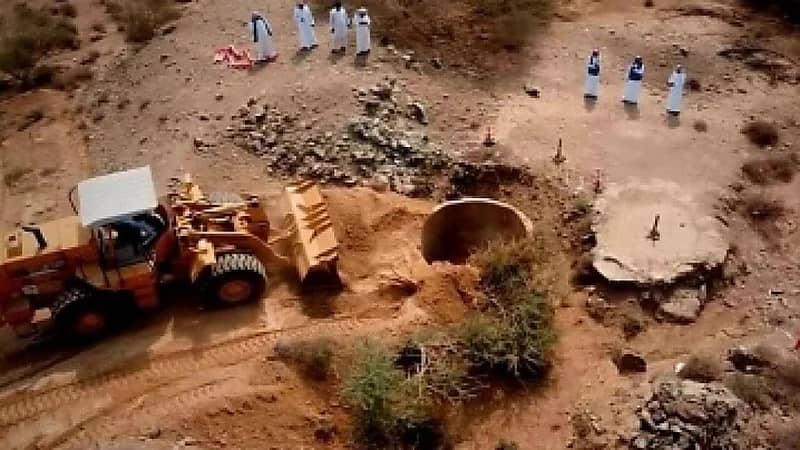 بالفيديو.. ردم بئر مكشوفة في محافظة القنفذة يشكل خطورة على العابرين