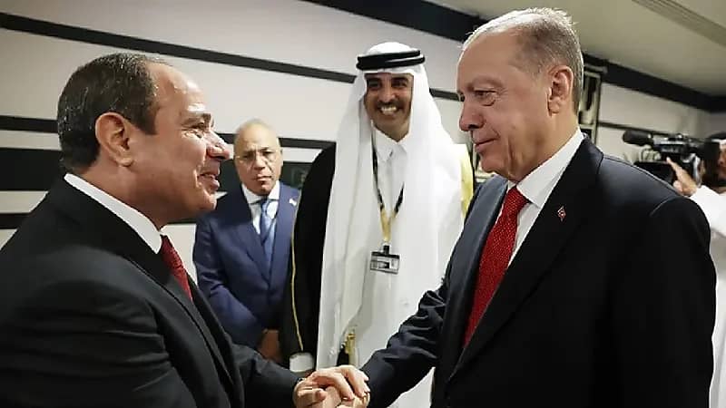 أول تعليق من الرئاسة المصرية على مصافحة السيسي وأردوغان