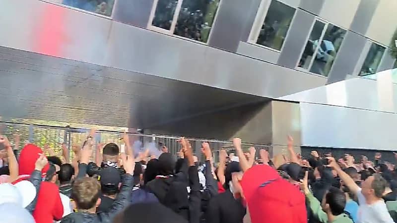 بالفيديو .. ألتراس باريس سان جيرمان يشتمون "ميسي"