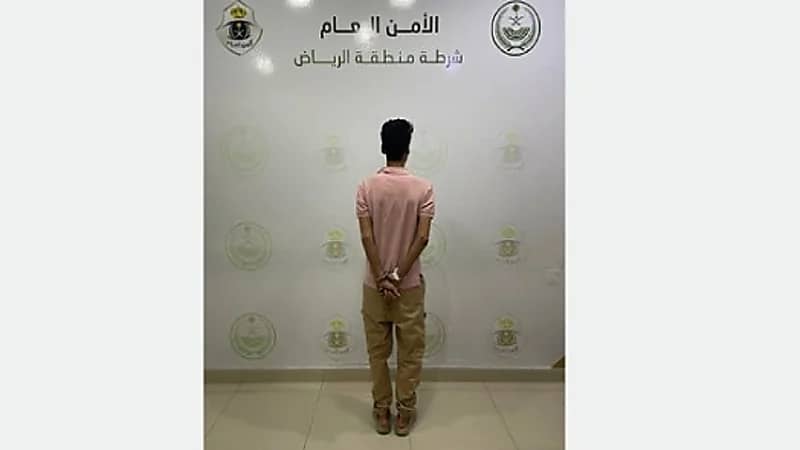 ضبط مواطن قاد مركبة على رصيف مخصص للمشاة بالرياض