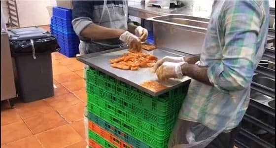 إغلاق مطعم لإعداده الطعام وسط طفح " مياه الصرف الصحي " بالرياض