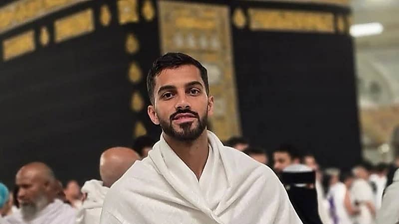 موسى التعمري يؤدي مناسك العمرة .. صورة