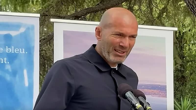 زيدان يبكي متأثراً بعد استذكاره شقيقه المتوفى بالسرطان.. فيديو