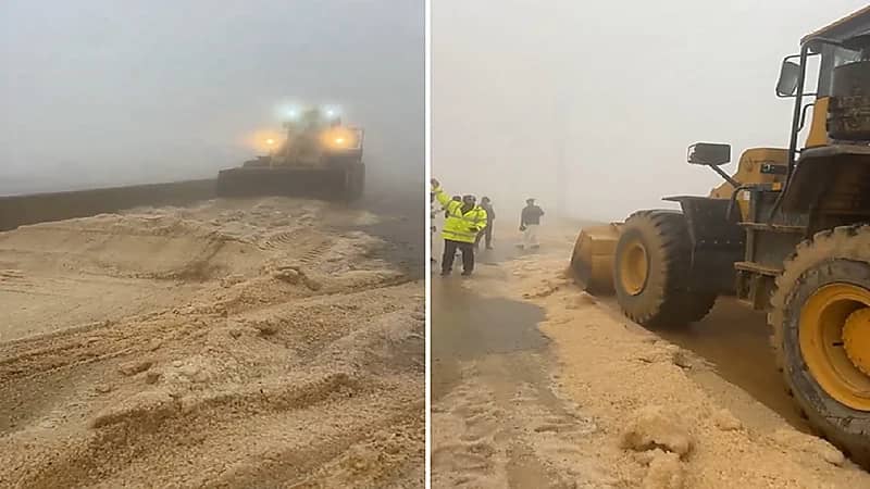 أكوام من حبات البرد تغلق طريق في النماص .. فيديو