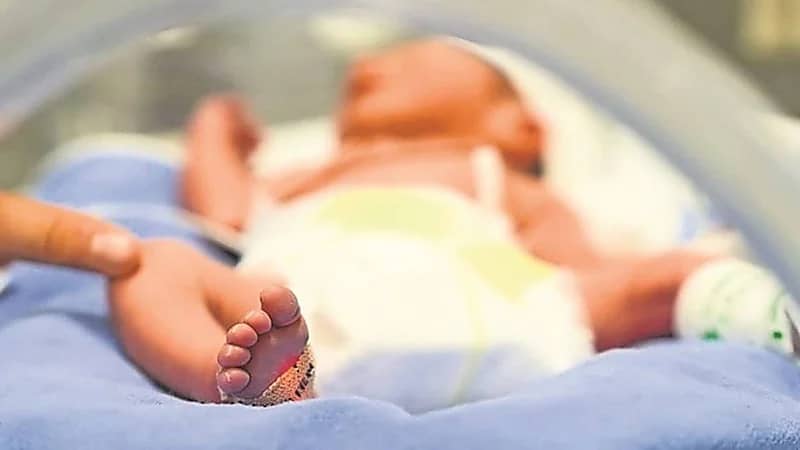 حالة نادرة لولادة طفلة بمعدتها 8 أجنة