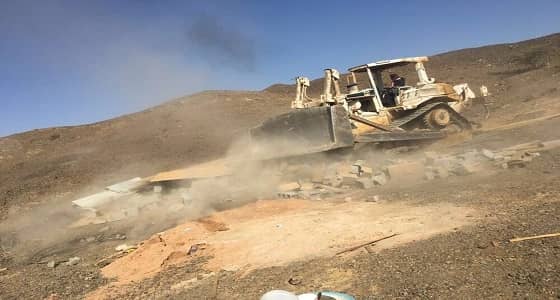 أمانة المدينة تزيل عقوم ترابية بمساحة ٢٤٥٠م٢ في البيداء