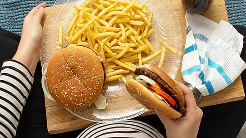 علاقة غير متوقعة بين الوجبات السريعة والإحساس بالألم