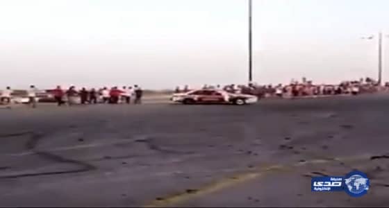 بالفيديو : مفحط يدهس عددا من المتجمهرين