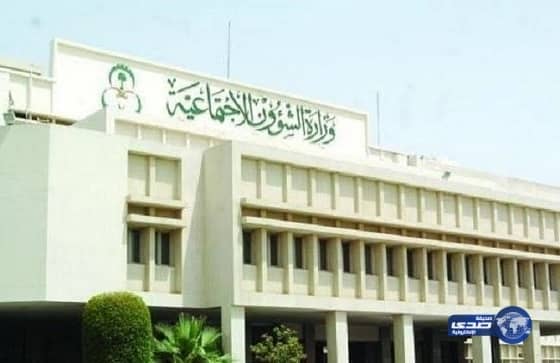 شاهد.. قائد مركبة يرتطم بأخرى بعد نجاته من الاصطدام بشاحنة في الرياض 