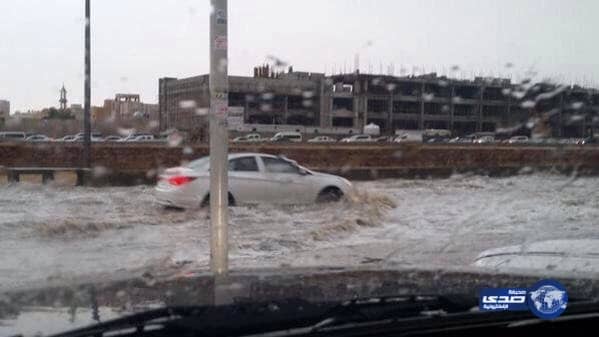 بالصور.. أمير جازان بالنيابة يؤدي صلاة الميت على الشهيد الجندي أول شبير