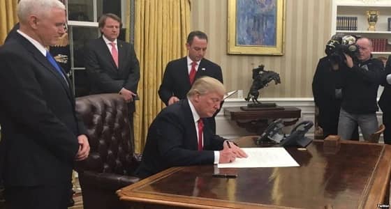 ترامب يوقع مرسومًا تنفيذيًا ضد قانون "أوباماكير"