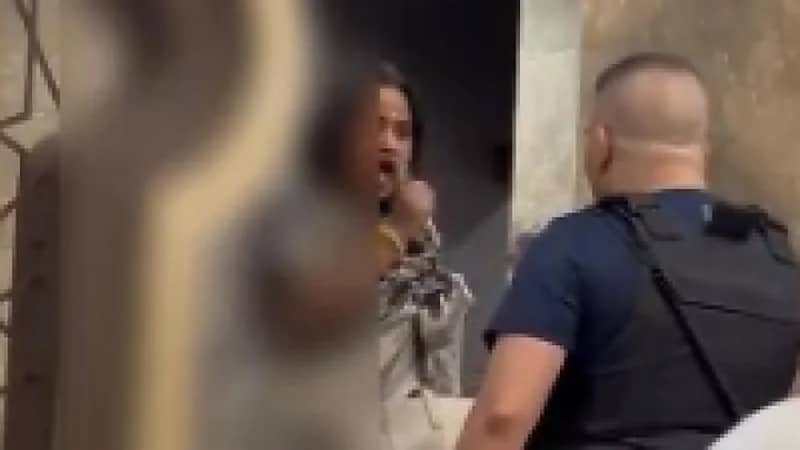 بالفيديو.. امرأة تقتحم مسجد أثناء صلاة العيد