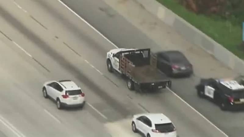 شاحنة مسروقة تصدم 13 سيارة وتنشر الفوضى في شوارع لوس أنجلوس.. فيديو