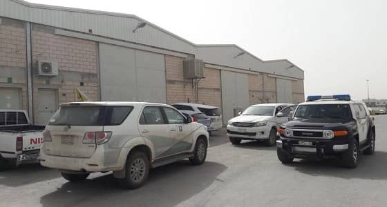 بالصور.. ضبط مستودع يبيع العطور المقلدة بالرياض
