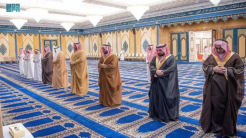 بالفيديو.. ولي العهد يؤدي صلاة الميت على والدة الأمير محمد بن عبدالرحمن