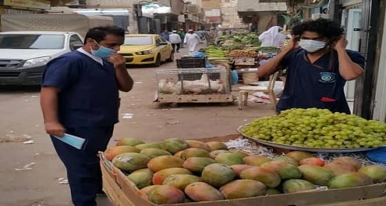 بالصور.. تسليم 9 طن خضار وفاكهة للجمعيات الخيرية بعد مصادرتها من الباعة المخالفين بالرياض