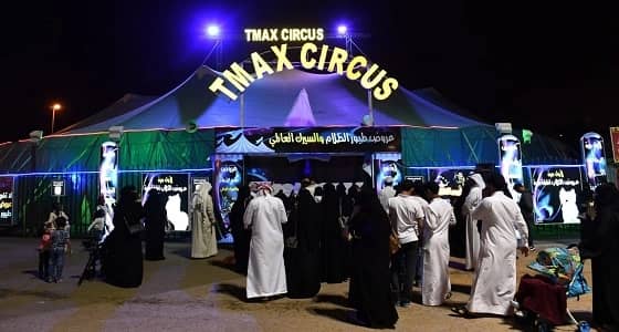 بالصور.. عجلة موت وطيور ظلام بسيرك وكوميديا مهرجان أبها للتسوق