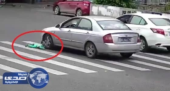 بالفيديو.. طفل صينى ينجو من الموت