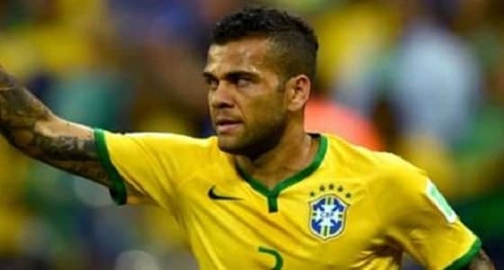 بعد ساعات من الفوز.. " داني ألفيس " يعلن رحيله عن باريس سان جيرمان