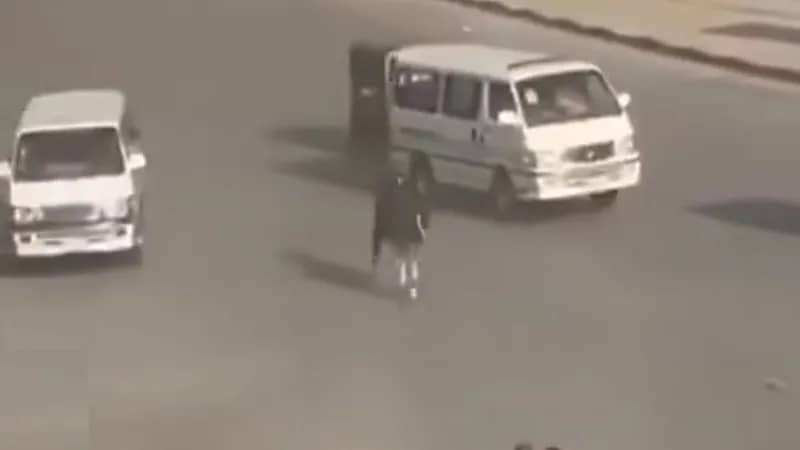 مطاردة مثيرة لعجل هارب تتسبب في فوضى مرورية.. فيديو