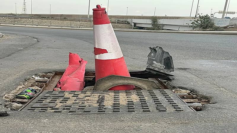 فوهات ومصائد منتشرة في حي الريان بجدة من المسؤول عن تغطيتها وإنقاذ الناس .. صور