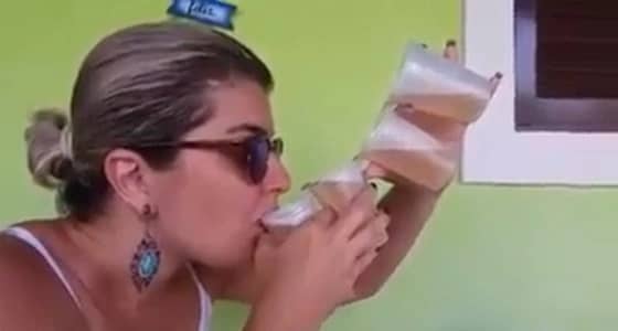 بالفيديو.. فتاة تذهل الجميع بالشرب من 4 اكواب في وقت واحد