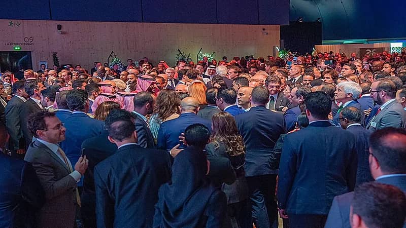 تهافت دبلوماسيين وضيوف وإعلاميي العالم لالتقاط صورة مع ولي العهد في فرنسا .. فيديو