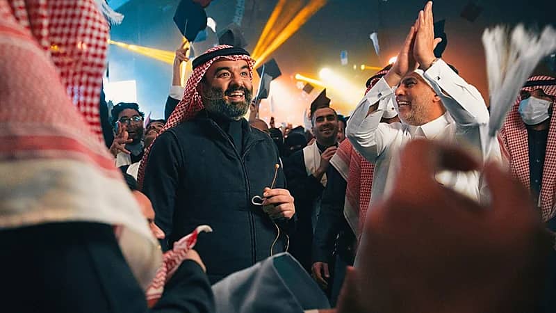 لقطة عفوية لفرحة وزير الاتصالات بتخريج 1000 مبرمج ومبرمجة سعودية