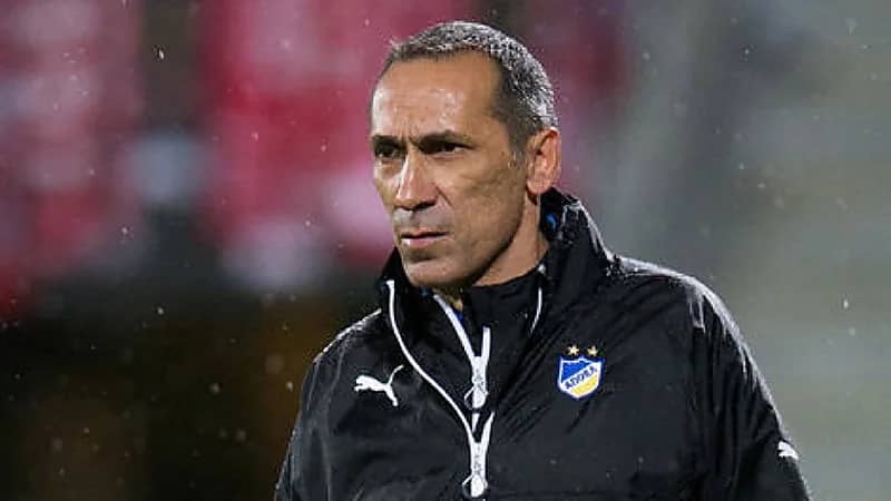 "الإيقاف شهرين" يهدد مدرب الوحدة بعد احتجاج النصر