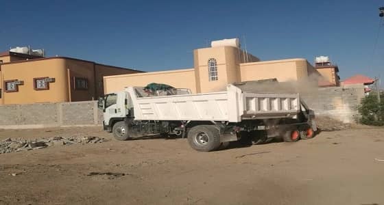 بالصور.. أمانة نجران تواصل رفع الأنقاظ من حي الفهد