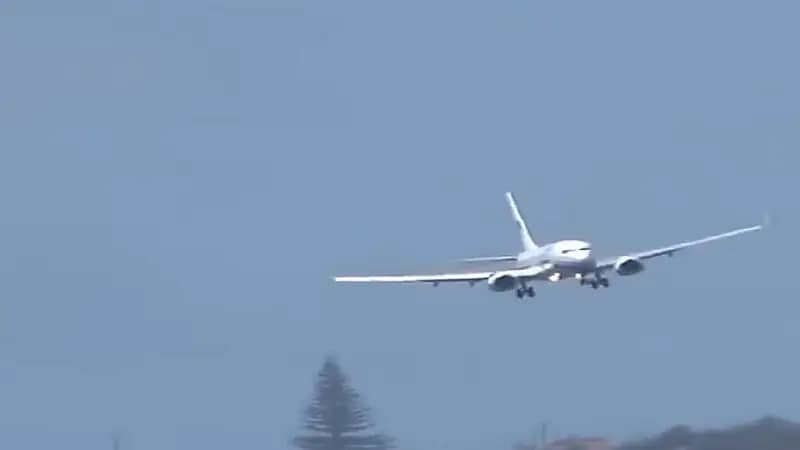 طيار يقاوم رياح قوية للهبوط بطائرته.. فيديو