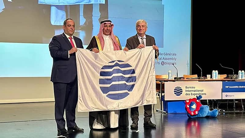 الرياض تتسلم علم إكسبو 2030 رسميًا بعد اعتماد الملف النهائي في باريس