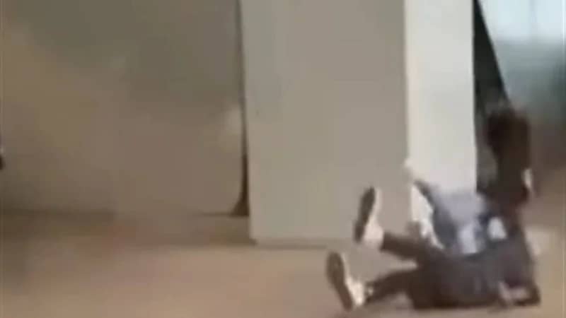 شاهد.. موقف محرج لشاب وفتاة داخل أحد المطارات 