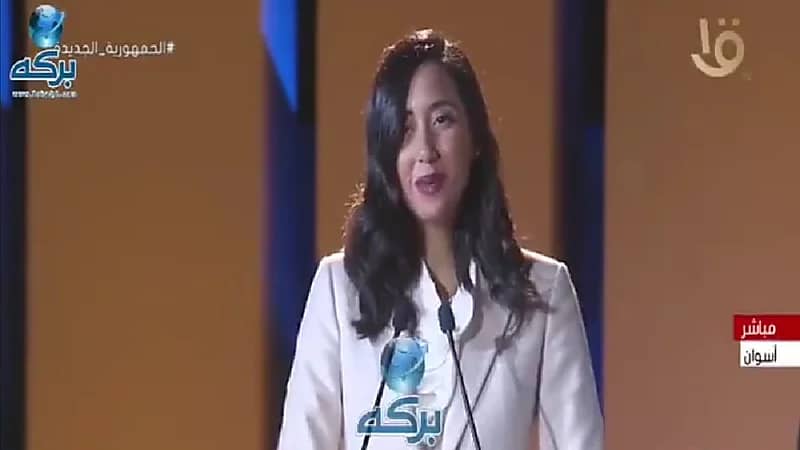 طالبة مصرية ل" السيسي" : أنا آسفة الوقفة أمام حضرتك لها رهبة رهيبة (فيديو)