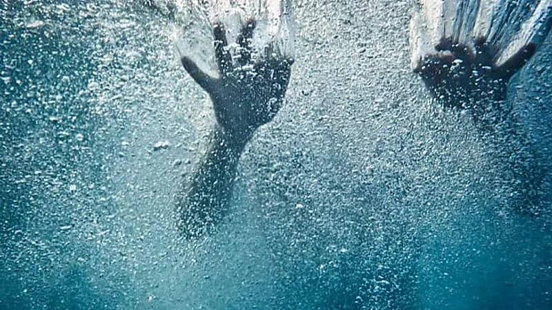 العثور على جثة امرأة مقيدة بسلسلة وأثقال خرسانية في البحر