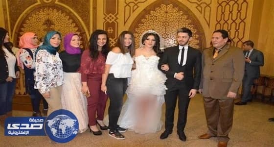 فنانة ترتدي فستانا عاريا داخل مسجد يثير ضجة