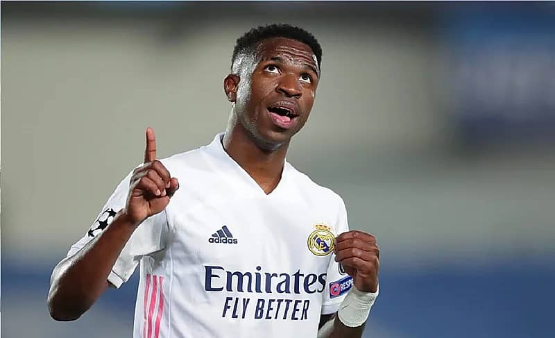 "جونيور": امنعوا العنصريين من دخول الملاعب مدى الحياة