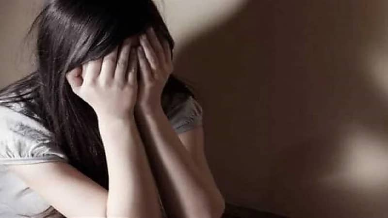 هتك عرض فتاة بطريقة وحشية وتصويرها عارية على يد خطيبها وصديقها