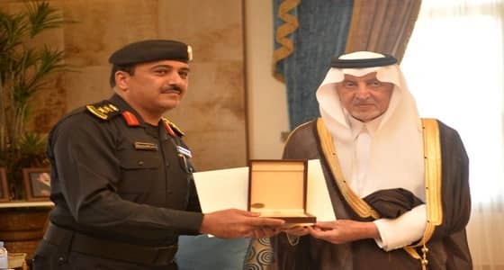 أمير مكة يكرم رجال الأمن لإفشالهم مخطط سرقة أحد البنوك