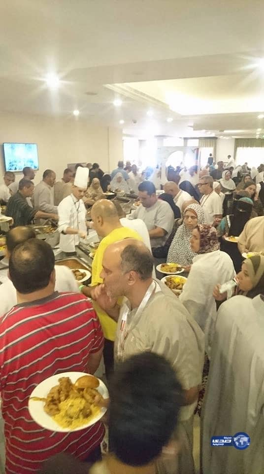 بالصور.. زحام واختلاط بين حجاج مصريين داخل "جراند مكة" وشكوى ضد منظمي الرحلة وإدارة الفندق