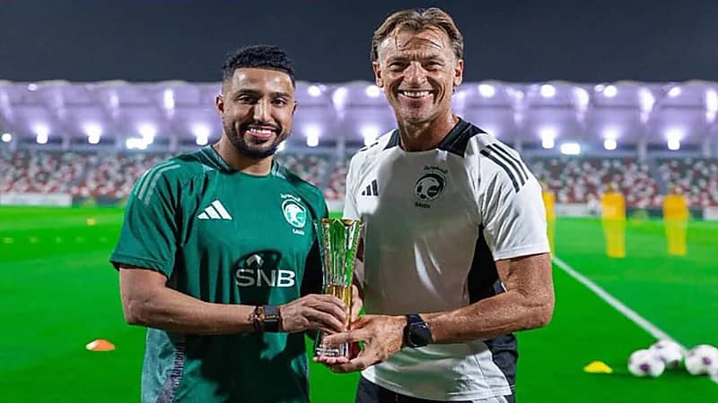 رينارد يشارك الدوسري لحظة التتويج بجائزة هداف بطولة النخبة خلال مران المنتخب
