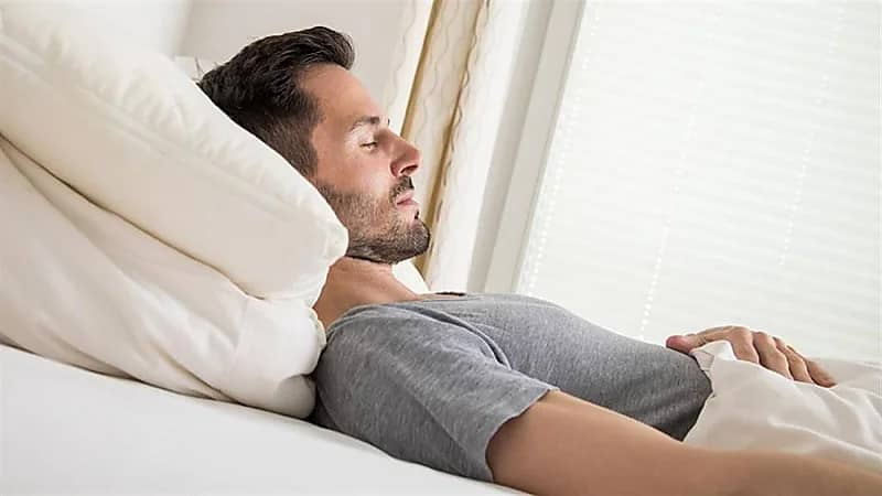 أضرار الاستلقاء على السرير بعد تناول الطعام