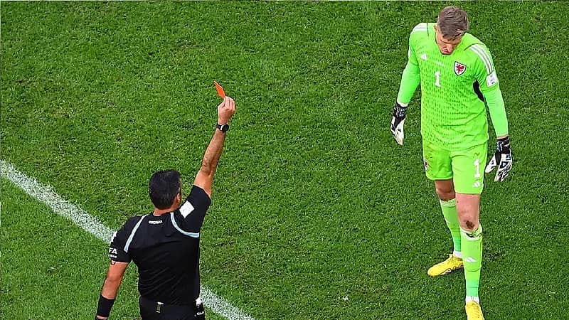 بالفيديو .. لحظة طرد حارس مرمى ويلز بعد حصوله على أول بطاقة حمراء بالمونديال